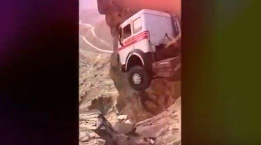 KSA: Video: Lucky Escape For Truck Driver As Vehicle Veers Off Highway ...