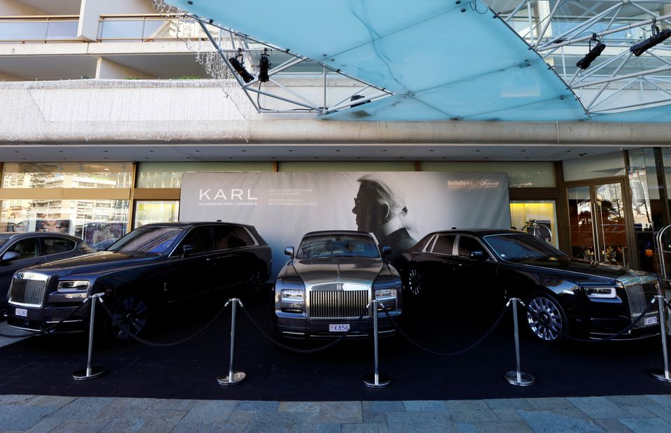 Londons Harrods Store Welcomes New RollsRoyce Wraith Coupe  Carscoops