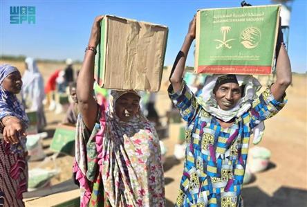 KSrelief distributes 800 food baskets in Mali's...